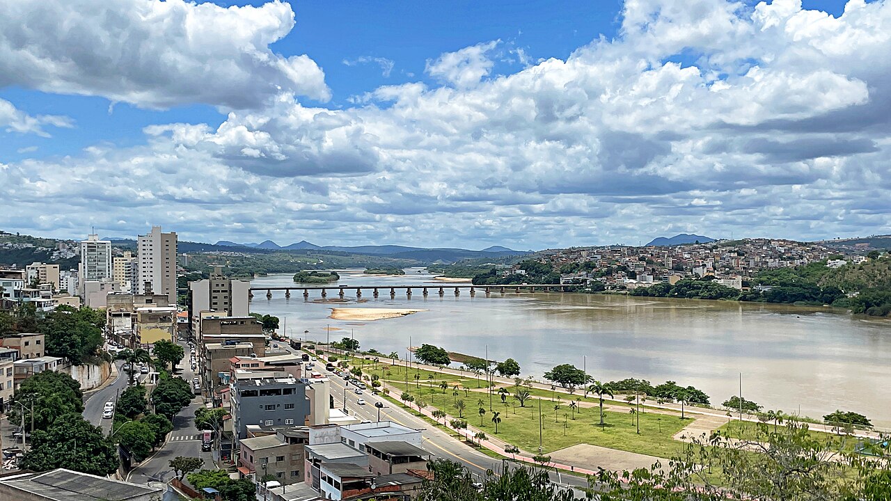 Vista panorâmica de Colatina, do Rio Doce e da Ponte Florentino Avidos